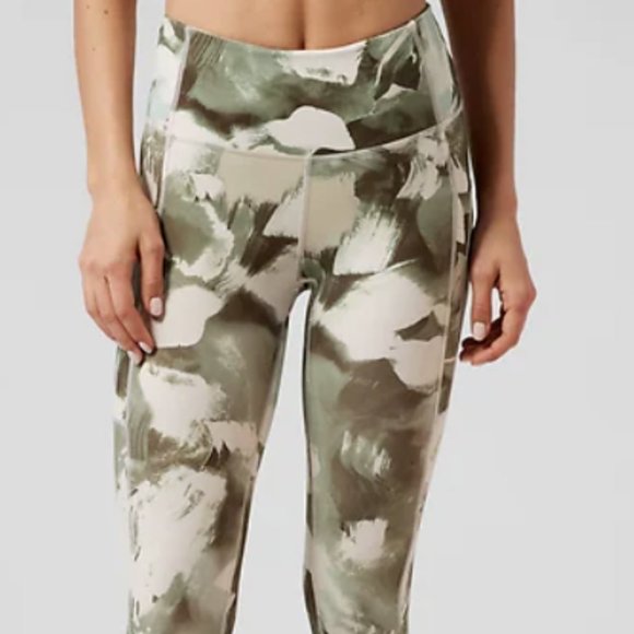 Athleta Pants - Athleta Ultimate Stash II Capri size 3X Painted Energy Olive